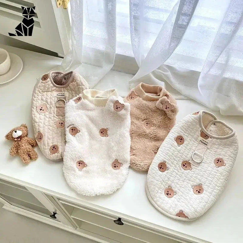 Photo : Chaussures mignonnes pour bébé avec ours en peluche, associées à un pull ours polaire pour chiens